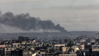 Imagem coloria mostra fumaça após ataque aéreo atingir a faixa de gaza - Metrópoles