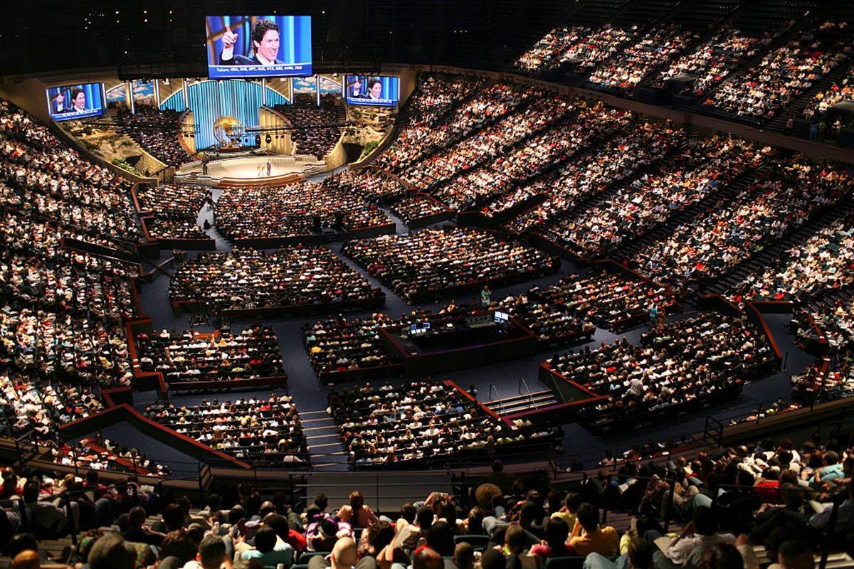 imagem colorida mostra igreja lakewood nos EUA - metrópoles