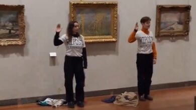 Imagem colorida de duas mulheres fazendo protesto em galeria de arte após jogar sopa em pintura de Monet na França - Metrópoles