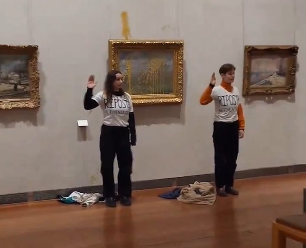 Imagem colorida de duas mulheres fazendo protesto em galeria de arte após jogar sopa em pintura de Monet na França - Metrópoles