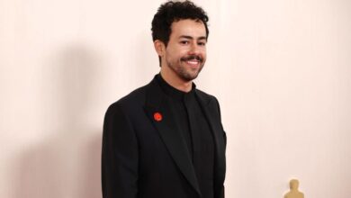 Ator Ramy Youssef no tapete vermelho do Oscar - Metrópoles