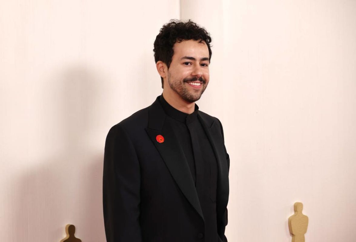 Ator Ramy Youssef no tapete vermelho do Oscar - Metrópoles